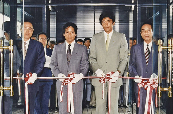 Ribbon cutting at the opening ceremony of the Yokohama Technical Center