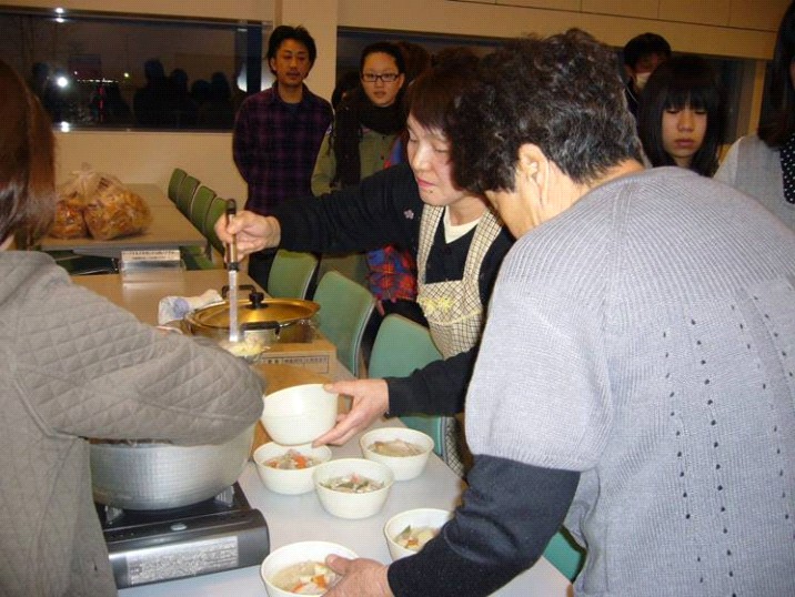 Camp-out meal by families of STANLEY NIIGATA WORKS employees